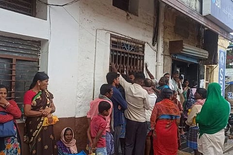 ಹರಪನಹಳ್ಳಿ ಪಟ್ಟಣದ ಹೊಸಪೇಟೆ ರಸ್ತೆಗೆ ಹೊಂದಿಕೊಂಡಿರುವ ಎಸ್ಬಿಐ ಬ್ಯಾಂಕಿನಲ್ಲಿನ ಆಧಾರ ಸೇವಾ ಕೇಂದ್ರದಲ್ಲಿ ಅರ್ಜಿ ಸಲ್ಲಿಸಲು ಜನರು ಮುಗಿಬಿದ್ದಿರುವುದು.