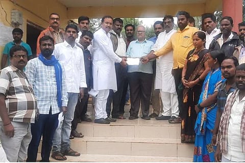 ಲಿಂಗಸುಗೂರು ಬಿಇಒ ಕಚೇರಿ ವ್ಯವಸ್ಥಾಪಕ ಪ್ರಾಣೇಶಾಚಾರ್ಯಗೆ ಕರ್ನಾಟಕ ಮಜ್ದೂರ್ ಸಂಘ ಮನವಿ ಸಲ್ಲಿಸಿತು. ಮಜ್ದೂರ್ ಸಂಘದ ಮುಖಂಡರಾದ ನಾಗರಾಜ ಮನ್ನಿಕೇರಿ, ಹುಲ್ಲಪ್ಪ ಅಂಟರ್ದಾನಿ, ಬಸವರಾಜ ಪತ್ರೋಟಿ, ಕೆಂಚಪ್ಪ ಕಂದಗಲ್, ಹನುಮಂತಪ್ಪ, ಗ್ಯಾನಪ್ಪ ಹಾದಿಮನಿ, ಬಸವರಾಜ, ಶರಣಪ್ಪ ಕಟಗಿ, ಹುಲಿಗೇಶ ಇದ್ದರು.
