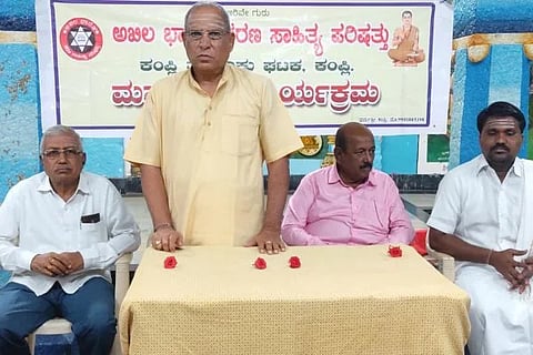 ಕಂಪ್ಲಿಯಲ್ಲಿ ಹಮ್ಮಿಕೊಂಡಿದ್ದ 156ನೇ ಮಹಾಮನೆಯಲ್ಲಿ ನಿವೃತ್ತ ಪ್ರಾಚಾರ್ಯ ಎಂ.ಎಸ್.ಶಶಿಧರಶಾಸ್ತ್ರಿ ಉಪನ್ಯಾಸ ನೀಡಿದರು. ಪ್ರಮುಖರಾದ ಜಿ.ಪ್ರಕಾಶ್, ಘನಮಠದಯ್ಯ ಹಿರೇಮಠ, ಎಸ್.ಎಸ್.ಎಂ.ಚನ್ನಯ್ಯಸ್ವಾಮಿ ಇದ್ದರು.