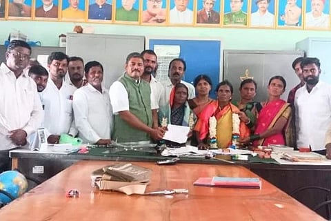 ಹಿರೇಸಿಂದೋಗಿ ಗ್ರಾಪಂ ಅಧ್ಯಕ್ಷೆ ಮಲ್ಲಮ್ಮ ಡಂಬ್ರಹಳ್ಳಿಗೆ ಕಾಲೇಜಿನ ಪ್ರಾಚಾರ್ಯ ಹನುಮಂತಪ್ಪ ಅಂಡಗಿ ಹಾಗೂ ಉಪನ್ಯಾಸಕರು ಮನವಿ ಸಲ್ಲಿಸಿದರು. ಗ್ರಾಪಂ ಉಪಾಧ್ಯಕ್ಷೆ ನಿರ್ಮಲವ್ವ ಮಾಲಿಪಾಟೀಲ, ಪ್ರಮುಖರಾದ ರೇವಪ್ಪ, ರಾಮಣ್ಣ ಇನ್ನಿತರರಿದ್ದರು.