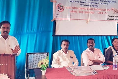 ದೇವದುರ್ಗದ ಪ್ರಥಮ ದರ್ಜೆ ಕಾಲೇಜ್ನಲ್ಲಿ ಆಯೋಜಿಸಿದ್ದ ರಾಷ್ಟ್ರೀಯ ತಂಬಾಕು ನಿಯಂತ್ರಣ ಅಭಿಯಾನ ಹಾಗೂ ಜಾಗೃತಿ ಕಾರ್ಯಕ್ರಮದಲ್ಲಿ ತಂಬಾಕು ನಿಯಂತ್ರಣ ವಿಭಾಗದ ಅಧಿಕಾರಿ ವೆಂಕೋಬ ಸರ್ಜಾಪುರ ಮಾತನಾಡಿದರು. ಸಹಾಯಕ ಪ್ರಾಧ್ಯಾಪಕ ಡಾ.ಮಲ್ಲಯ್ಯ ಅತ್ತನೂರು, ಇತಿಹಾಸ ಪ್ರಾಧ್ಯಾಪಕ ಡಾ.ಅನಂತ್ ಬಿ.ಜಿ., ಪ್ರಮುಖರಾದ ಶ್ರೀದೇವಿ ಪಾಟೀಲ್ ಇದ್ದರು.