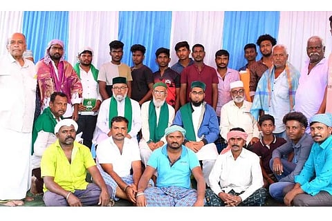 ಕಂಪ್ಲಿಯಲ್ಲಿ ಮುದ್ದಾಪುರ ಅಗಸಿಯ ಸಣ್ಣ ಮಸೀದಿ ಸಮಿತಿ ಮುಜಾವರ್ಗಳಿಗೆ ವಸ್ತ್ರದಾನ, ಸ್ಮನಾನಿಸಿತು. ಮುಸ್ಲಿಂಧರ್ಮಗುರುಗಳಾದ ಸೈಯ್ಯದ್ ಷಾಹ್ ಅಬುಲ್ಹಸನ್ ಖಾದ್ರಿ ಸಾಹೇಬ್, ಸೈಯ್ಯದ್ಷಾಹ್ ಡಾ.ನೂರ್ಅಹ್ಮದ್ಖಾದ್ರಿ ಸಾಹೇಬ್, ಸೈಯ್ಯದ್ಷಾಹ್ ಖಾಜಾ ಮೈನುದ್ದೀನ್ ಸಾಹೇಬ್, ಸೈಯ್ಯದ್ಷಾಹ್ ಆಜೀಮ್ಪಾಷ ಖಾದ್ರಿ ಸಾಹೇಬ್ ಸೇರಿ ಮುಜಾವರ್ ಇದ್ದರು.