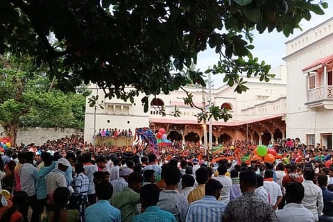 ಗುರುಗುಂಟಾದ ದರ್ಬಾರಿನ ಆವರಣದಲ್ಲಿ ಮೊಹರಂ ಕೊನೆಯ ದಿನವಾದ ಶನಿವಾರ ದಫನ ದಿನದಂದು ಪೀರಲ ದೇವರ ದರ್ಶನಕ್ಕಾಗಿ ಸೇರಿದ ಜನಸ್ತೋಮ.