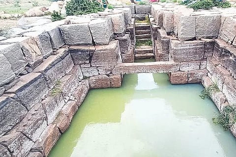 ಸಿರಗುಪ್ಪ ನಗರದ ಹೊರವಲಯದ ಜಿಗಳಾರ್ತಿ ಬಾವಿಯಲ್ಲಿ ನೀರು ತುಂಬಿರುವುದು.