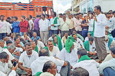 Road blocking protest in Mudhol