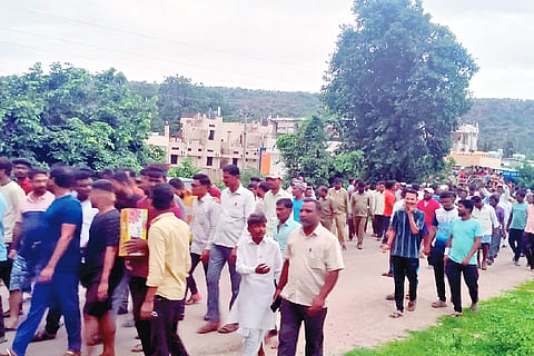 ಗುಡೂರ ಎಸ್.ಸಿ ಗ್ರಾಮದ ಮಲ್ಲಪ್ಪನ ಅಂತ್ಯ ಸಂಸ್ಕಾರಕ್ಕೆ ಸೇರಿದ್ದ ಜನ ಸಾಗರ.