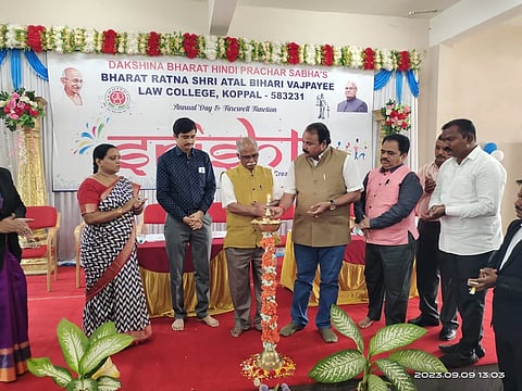 ಕೊಪ್ಪಳದ ದಕ್ಷಿಣ ಭಾರತ ಹಿಂದಿ ಪ್ರಚಾರ ಸಭಾದ ಭಾರತ ರತ್ನ ಅಟಲ್ ಬಿಹಾರಿ ವಾಜಪೇಯಿ ಕಾನೂನು ಮಹಾವಿದ್ಯಾಲಯದಲ್ಲಿ ಹಮ್ಮಿಕೊಂಡಿದ್ದ ವಾರ್ಷಿಕೋತ್ಸವ ಮತ್ತು ತೃತೀಯ ವರ್ಷದ ವಿದ್ಯಾರ್ಥಿಗಳಿಗೆ ಬೀಳ್ಕೊಡುಗೆ ಸಮಾರಂಭವನ್ನು ಸಿಂಡಿಕೇಟ್ ಸದಸ್ಯ ಎಸ್.ಎನ್.ಪರಾಂಡೆ ಉದ್ಘಾಟಿಸಿದರು. ಡಿಬಿಎಚ್ಪಿ ಸಲಹಾ ಸಮಿತಿ ಮುಖ್ಯಸ್ಥ ಬಿ.ಈರೇಶ ಅಂಚಟಗೇರಿ, ಡಿಬಿಎಚ್ಪಿ ಸಭಾದ ಕಾರ್ಯದರ್ಶಿ ಎಸ್.ರಾಧಾಕೃಷ್ಣನ್, ಪ್ರಾಚಾರ್ಯೆ ಉಷಾದೇವಿ ಹಿರೇಮಠ ಇದ್ದರು.