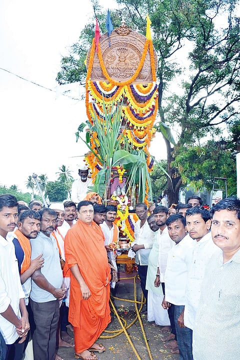 ಯಲಬುರ್ಗಾದಲ್ಲಿ ಲಘು ರಥೋತ್ಸವಕ್ಕೆ ಸಂಸ್ಥಾನ ಹಿರೇಮಠದ ಶ್ರೀ ಸಿದ್ಧರಾಮೇಶ್ವರ ಸ್ವಾಮೀಜಿ ಚಾಲನೆ ನೀಡಿದರು. ಪ್ರಮುಖರಾದ ಅಮರಪ್ಪ ಕಲಬುರ್ಗಿ, ಸಿದ್ರಾಮೇಶ ಬೇಲೇರಿ, ಕಳಕೇಶ ಅರಕೇರಿ, ಶರಣಪ್ಪ ಮಳಗಿ, ವಿರೂಪಾಕ್ಷಯ್ಯ ಹಿರೇಮಠ ಇದ್ದರು.