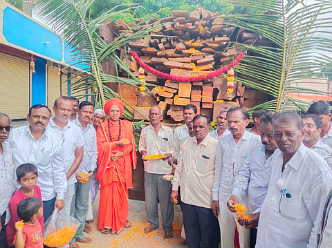 ಯಲಬುರ್ಗಾದ ಶ್ರೀ ಮೊಗ್ಗಿ ಬಸವೇಶ್ವರ ದೇವಸ್ಥಾನದ ನೂತನ ರಥ ನಿರ್ಮಾಣದ ಕಟ್ಟಿಗೆಗೆ ಪೂಜೆ ಸಲ್ಲಿಸುವ ಕಾರ್ಯಕ್ರಮದಲ್ಲಿ ಶ್ರೀಧರ ಮುರಡಿ ಹಿರೇಮಠದ ಶ್ರೀ ಬಸವಲಿಂಗೇಶ್ವರ ಸ್ವಾಮೀಜಿ, ಸಮಿತಿ ಅಧ್ಯಕ್ಷ ಅಮರಪ್ಪ ಕಲಬುರಗಿ, ಪಪಂ ಸದಸ್ಯರಾದ ಅಮರೇಶ ಹುಬ್ಬಳ್ಳಿ, ಬಸಲಿಂಗಪ್ಪ ಕೊತ್ತಲ್, ಮುಖಂಡರಾದ ಸುರೇಶಗೌಡ ಶಿವನಗೌಡ, ಬಸವರಾಜ ಅಧಿಕಾರಿ ಇದ್ದರು.