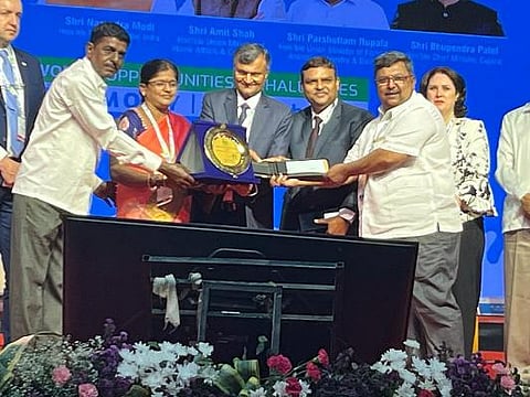 sujatha receiving best Dairy woman award