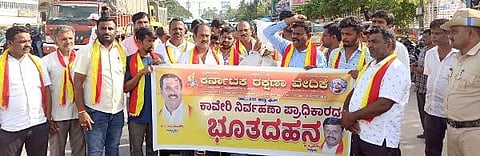 Karave workers protest at Ramangara Ijooru circle For Cauvery issure