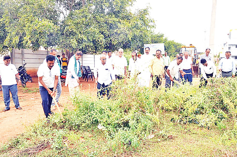 ಕೊಳ್ಳೇಗಾಲ ಪಟ್ಟಣದ ಶ್ರೀ ಶಿವಕುಮಾರ ಸ್ವಾಮಿ ಬಡಾವಣೆ ನಿವಾಸಿಗಳು ಸೋಮವಾರ ಸ್ವಯಂ ಪ್ರೇರಿತ ಸ್ವಚ್ಛತಾ ಕಾರ್ಯ ನಡೆಸಿದರು. ಎಸ್.ಶಿವಕುಮಾರಸ್ವಾಮಿ, ನಟೇಶ್ ಮೂರ್ತಿ, ಕಿರಣ್ ಕುಮಾರ್, ಪ್ರಸಾದ್, ಕೆ.ಸಿ.ವೀರಪ್ಪ ಇತರರಿದ್ದರು.