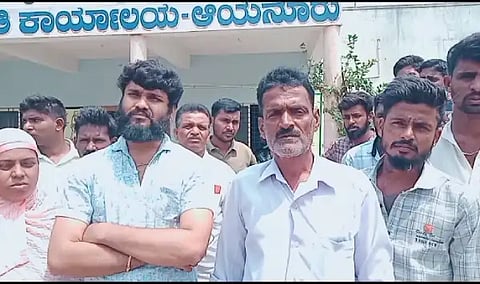 9 anr ಪಂಚಾಯತ್ ಎದುರು ಸೇರಿರುವ ಜನ