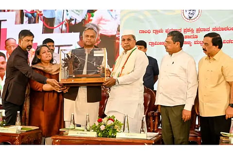 CM Siddaramaiah presented Gandhi Grama purskara awards