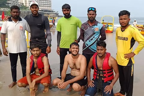 Life guards rescued 3 peoples in Murdeshwar.