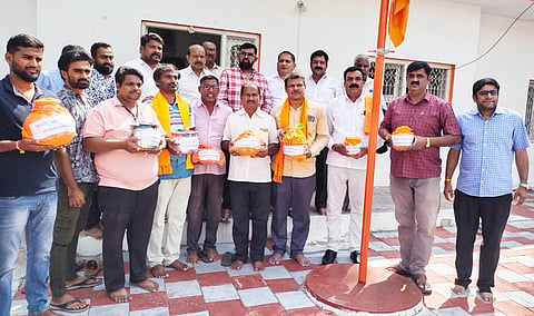bjp workers travel to delhi with soil mandya
