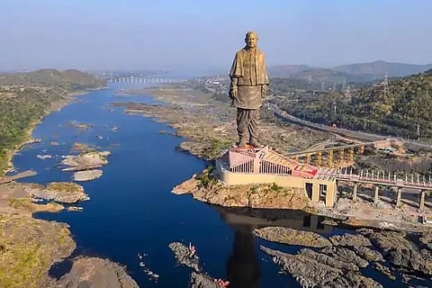 statue