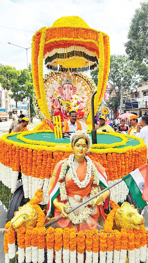 ಚನ್ನರಾಯಪಟ್ಟಣದ ಶ್ರೀ ಪ್ರಸನ್ನ ಗಣಪತಿ ಸೇವಾ ಸಮಿತಿ ವತಿಯಿಂದ ಆಯೋಜಿಸಿದ್ದ 72ನೇ ವರ್ಷದ ವಿಸರ್ಜನಾ ಮಹೋತ್ಸವದಲ್ಲಿ ಕ್ರಿಕೆಟ್ ವಿಶ್ವಕಪ್ನ ಮಾದರಿ ಪುಷ್ಪ ಮಂಟಪದಲ್ಲಿ ದರ್ಬಾರ್ ಗಣಪತಿ ಮೂರ್ತಿ ಕಂಗೊಳಿಸುತ್ತಿರುವುದು.