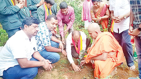 ಚನ್ನರಾಯಪಟ್ಟಣದ ಶಾಲಿನಿ ವಿದ್ಯಾಸಂಸ್ಥೆ ಆವರಣದಲ್ಲಿ ಆಯೋಜಿಸಿದ್ದ ಹಸಿರು ಹಬ್ಬ ಕಾರ್ಯಕ್ರಮಕ್ಕೆ ಶ್ರೀ ವಿಶ್ವಪ್ರಸನ್ನ ತೀರ್ಥ ಸ್ವಾಮೀಜಿ ಗಿಡ ನೆಡುವ ಮೂಲಕ ಚಾಲನೆ ನೀಡಿದರು. ಚ.ನ.ಅಶೋಕ್, ಸಿ.ಎಂ.ಶಶಿಧರ್, ಸಿ.ಎನ್.ಕಿರಣ್ ಇತರರು ಇದ್ದರು.