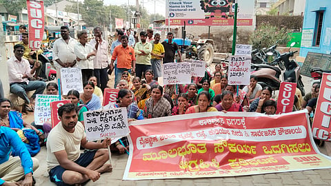 PROTEST IN KOPPAL KALIASA NAGAR RESIDENCE PEOPLE TO GIVE BASIC NEEDS