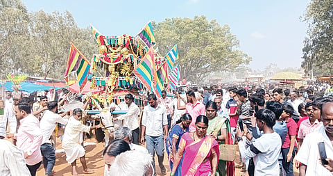 ಯಳಂದೂರು ತಾಲೂಕಿನ ಕಂದಹಳ್ಳಿಯಿಂದ ದುಗ್ಗಹಟ್ಟಿ ಗ್ರಾಮಕ್ಕೆ ಸಂಪರ್ಕ ಕಲ್ಪಿಸುವ ಕಚ್ಚಾ ರಸ್ತೆಗೆ ಶಾಸಕ ಎ.ಆರ್. ಕೃಷ್ಣಮೂರ್ತಿ ಸೋಮವಾರ ಭೂಮಿಪೂಜೆ ನೆರವೇರಿಸಿದರು.