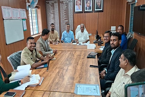 The minister held a meeting of high officials