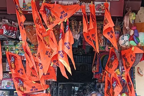 ಅಂಗಡಿಗಳಲ್ಲಿ ಮಾರಾಟಕ್ಕೆ ಇಟ್ಟಿರುವ ಶ್ರೀರಾಮ ದೇವರ ಚಿತ್ರವುಳ್ಳ ಪತಾಕೆಗಳು.