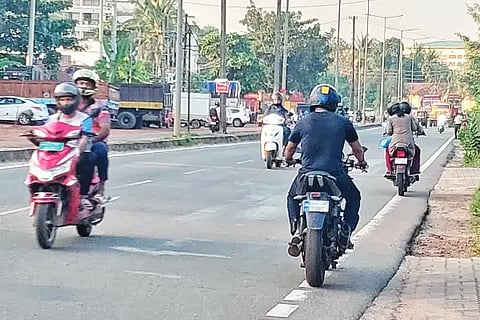 ಬಿಕರ್ನಕಟ್ಟೆ-ಮರೋಳಿ ನಡುವಿನ ರಸ್ತೆಯಲ್ಲಿ ರಾಂಗ್ ಸೈಡ್ನಲ್ಲಿ ಸಾಗುತ್ತಿರುವ ವಾಹನಗಳು.