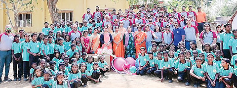 ಶಾಲೆಗೆ ವಿವಿಧ ಸಾಮಗ್ರಿ ಕೊಡುಗೆ