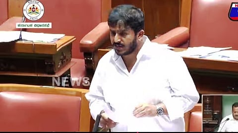 ಹುಣಸೂರು ಶಾಸಕ ಜಿ.ಡಿ.ಹರೀಶ್ಗೌಡ ವಿಧಾನಸಭೆ ಅಧಿವೇಶನದಲ್ಲಿ ನಗರದಲ್ಲಿ ನೂತನ ಆಸ್ಪತ್ರೆ ಕಾಮಗಾರಿ ವಿಳಂಬಗೊಂಡಿರುವುದನ್ನು ಪ್ರಶ್ನೋತ್ತರ ವೇಳೆಯಲ್ಲಿ ಪ್ರಸ್ತಾಪಿಸಿ ಸರ್ಕಾರದ ಗಮನ ಸೆಳೆದರು.