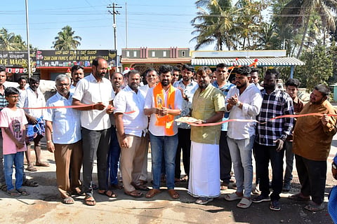 ಹುಣಸೂರು ತಾಲೂಕು ರತ್ನಪುರಿಯಲ್ಲಿ ಜಾನುವಾರುಗಳ ಜಾತ್ರೆಯನ್ನು ಸಂಸದ ಪ್ರತಾಪ್ಸಿಂಹ ಉದ್ಘಾಟಿಸಿದರು. ಆರ್.ಪ್ರಭಾಕರ್, ಸುರೇಂದ್ರ, ನಂದೀಶ್, ರಾಜು ಮತ್ತಿತರರಿದ್ದರು.