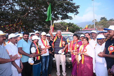 ಮಲೆ ಮಹದೇಶ್ವರ ಬೆಟ್ಟದಲ್ಲಿ ಕನ್ನಡ ಜಾಗೃತಿ ಜಾಥಾಗೆ ಜಿಲ್ಲಾ ಉಸ್ತುವಾರಿ ಸಚಿವ ಕೆ.ವೆಂಕಟೇಶ್ ಚಾಲನೆ ನೀಡಿದರು. ಡಿಸಿ ಶಿಲ್ಪಾನಾಗ್, ಮಂಜುಳಾ ಷಡಾಕ್ಷರಿ, ಶಿವರಾಜು, ಗುರುಸ್ವಾಮಿ ಮತ್ತಿತರರಿದ್ದರು.