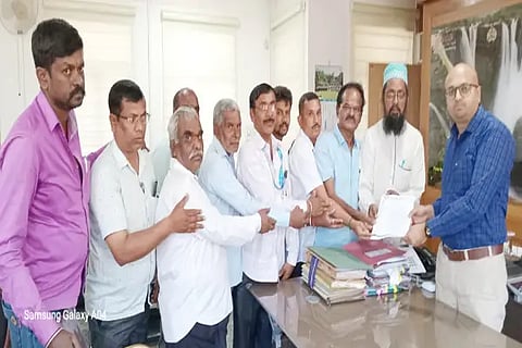 Press distributors manavi