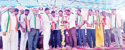 ಮದ್ದೂರು ಸಮೀಪದ ಸೋಮನಹಳ್ಳಿ ಬೆಂಗಳೂರು ಮೈಸೂರು ಹೆದ್ದಾರಿಯಲ್ಲಿರುವ ತಿಮ್ಮದಾಸ್ ಹೋಟೆಲ್ ಬಳಿ ಆಯೋಜಿಸಿದ್ದ ಕಾಂಗ್ರೆಸ್ ಕಾರ್ಯಕರ್ತರ ಸಭೆಯನ್ನು ಕೃಷಿ ಸಚಿವ ಎನ್.ಚಲುವರಾಯಸ್ವಾಮಿ ಉದ್ಘಾಟಿಸಿದರು. ಕೆ.ಎಂ.ಉದಯ್, ಮಧು ಜಿ.ಮಾದೇಗೌಡ, ದಿನೇಶ್ ಗೂಳಿಗೌಡ, ಪಿ.ಎಂ.ನರೇಂದ್ರಸ್ವಾಮಿ, ಬಿ.ರಾಮಕೃಷ್ಣ, ಮರಿತಿಬ್ಬೇಗೌಡ, ಕದಲೂರು ರಾಮಕೃಷ್ಣ ಇದ್ದರು.
