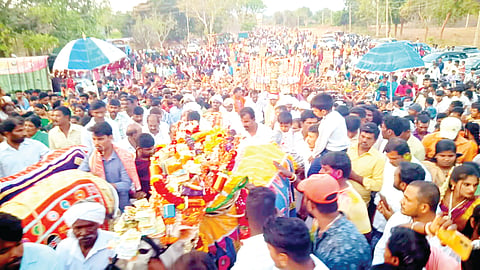 ಹಲಗೂರು ಸಮೀಪದ ಗುಂಡಾಪುರದ ಬೆಟ್ಟದರಸಮ್ಮನ ಜಾತ್ರೆ ಪ್ರಯುಕ್ತ ಕರಗದ ಮೆರವಣಿಗೆ ನಡೆಯಿತು.