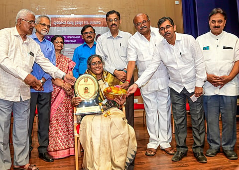 Raghu_14_Dwanakunte_kadambari_Award_@_Sheshadripuram_College (1)