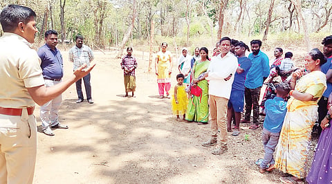 ಹಾಡಿ ನಿವಾಸಿಗಳೊಂದಿಗೆ ಸಮಾಲೋಚನೆ