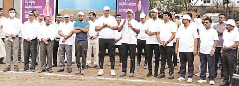 ಹುಲಸೂರಿನಲ್ಲಿ ಶನಿವಾರ ಮತದಾನ ಜಾಗೃತಿಗಾಗಿ ಹಮ್ಮಿಕೊಂಡಿದ್ದ ತಾಲೂಕು ಮಟ್ಟದ ವಾಕಥಾನ್ಗೆ
ಜಿಲ್ಲಾಧಿಕಾರಿ ಗೋವಿಂದರಡ್ಡಿ ಚಾಲನೆ ನೀಡಿದರು. ಎಸ್ಪಿ ಚನ್ನಬಸವಣ್ಣ ಲಂಗೋಟಿ, ಡಿಎಚ್ಒ ಡಾ.ನಿರಗುಡೆ , ಸಹಾಯಕ ಆಯುಕ್ತ ಅನಿಲಕುಮಾರ ಡವಳಗಿ, ತಹಸೀಲ್ದಾರ್ ರಮೇಶ ಬಾಬು , ತಾಪಂ ಇಒ ಮಹಾದೇವ ಬಂಬುಳಗೆ, ಸಿಡಿಪಿಒ ಗೌತಮ ಇತರರಿದ್ದರು.