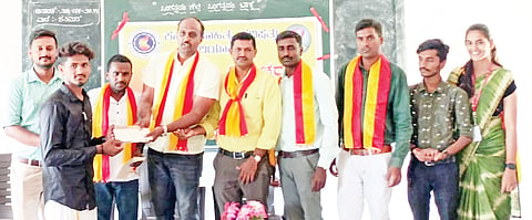ಪಿರಿಯಾಪಟ್ಟಣದ ಆದಿಚುಂಚನಗಿರಿ ಶಿಕ್ಷಣ ಸಂಸ್ಥೆ ಬಿಜಿಎಸ್ ಪ್ರಥಮ ದರ್ಜೆ ಕಾಲೇಜಿನಲ್ಲಿ ಕಸಾಪ ಸಂಸ್ಥಾಪನಾ ದಿನಾಚರಣೆ ಅಂಗವಾಗಿ ನಡೆದ ರಸಪ್ರಶ್ನೆ ಕಾರ್ಯಕ್ರಮದಲ್ಲಿ ವಿದ್ಯಾರ್ಥಿಗಳಿಗೆ ಬಹುಮಾನ ವಿತರಣೆ ಮಾಡಲಾಯಿತು. ಕಸಾಪ ತಾಲೂಕು ಘಟಕದ ಅಧ್ಯಕ್ಷ ನವೀನ್ಕುಮಾರ್,ಪ್ರವೀಣ್, ಮಹದೇವ್, ಸ್ವಾಮಿ, ಅವಿನಾಶ್, ಪ್ರಸಾದ್, ಕೆ.ಎಲ್.ಅವಿನಾಶ್, ದಿವ್ಯ, ಶಿಲ್ಪ ಇತರರು ಇದ್ದಾರೆ.
