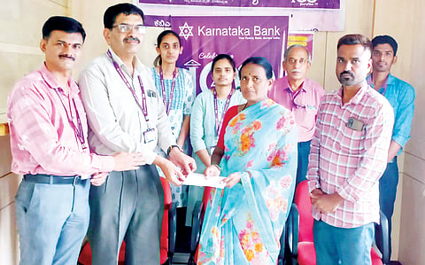 ಜಾಜುರು ಗ್ರಾಮದ ಕರ್ನಾಟಕ ಬ್ಯಾಂಕ್ ನಿಂದ ಪರಿಹಾರ ಚೆಕ್