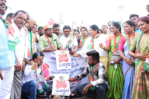 congress protest in Koppal against MLA Janardhana reddy