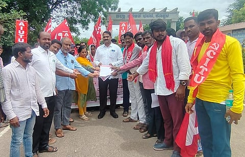 building labor protest in koppal