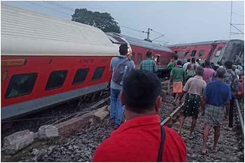 2 killed and 20 people injured as Mumbai Howrah Mail train accident in Jharkhand