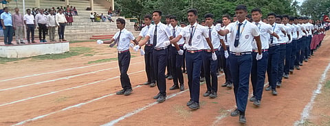 ಕ್ರೀಡಾಕೂಟದಲ್ಲಿ ವಿದ್ಯಾರ್ಥಿಗಳು ಪಥ ಸಂಚಲನ ನಡೆಸುವ ಮೂಲಕ ಗಣ್ಯರಿಗೆ ಗೌರವ ವಂದನೆ ಸಲ್ಲಿಸಿದರು.
