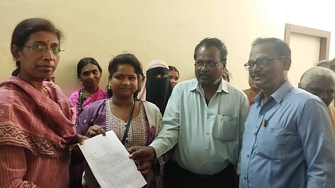 toilet problem koppal halebandi harlapura women protest