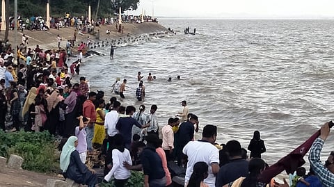 TB Dam Munirabad koppal people swimming in river