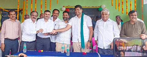 ಮೇಲುಕೋಟೆ ವಿಧಾನಸಭಾ ಕ್ಷೇತ್ರದ ಸಣಬದಕೊಪ್ಪಲು ಗ್ರಾಮದ ಶಾಲೆಯಲ್ಲಿ ನಿರ್ಮಿಸಿರುವ ಡಿಜಿಟಲ್ ಗ್ರಂಥಾಲಯವನ್ನು ಉದ್ಘಾಟಿಸಲಾಯಿತು. ಶಾಸಕ ದರ್ಶನ್ ಪುಟ್ಟಣ್ಣಯ್ಯ, ಮಾಜಿ ಸಚಿವ ಸಿ.ಎಸ್.ಪುಟ್ಟರಾಜು , ಬಿಇಒ ರವಿಕುಮಾರ್, ಅರವಿಂದ ರಾಘವನ್ ಮತ್ತಿತರರಿದ್ದರು.