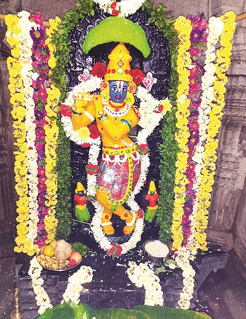 ಕಿಕ್ಕೇರಿ ಹೋಬಳಿಯ ಗೋವಿಂದನಹಳ್ಳಿ ಗ್ರಾಮದ ವೇಣುಗೋಪಾಲಸ್ವಾಮಿ ದೇಗುಲದಲ್ಲಿ ಸೋಮವಾರ ಕೃಷ್ಣನಿಗೆ ಮಾಡಲಾಗಿದ್ದ ಪುಷ್ಪಾಲಂಕಾರ.