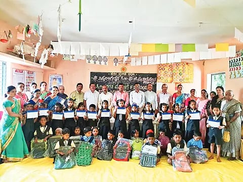 5 ಎಸ್ಕೆಪಿ 4 ಮಕ್ಕಳಿಗೆ ಬಾಂಡ್ ವಿತರಣೆ