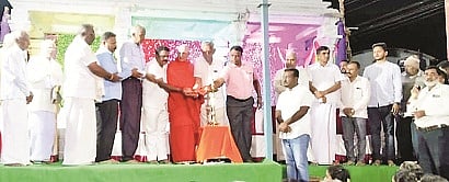 ತೇಜೂರು ಶ್ರೀ ಸಿದ್ದರಾಮೇಶ್ವರ ಮಠದಲ್ಲಿ ಏರ್ಪಡಿಸಿದ್ದ ಗದ್ದಿಗೆ ಪೂಜೆ ಹಾಗೂ ಸೇವಾದೀಕ್ಷಾ ಕಾರ್ಯಕ್ರಮವನ್ನು ಕಲ್ಯಾಣ ಸ್ವಾಮೀಜಿ ಉದ್ಘಾಟಿಸಿದರು. ಪ್ರದೀಪ್, ಶಿವಕುಮಾರ್, ವೀರಭದ್ರಪ್ಪ ಇತರರಿದ್ದರು.